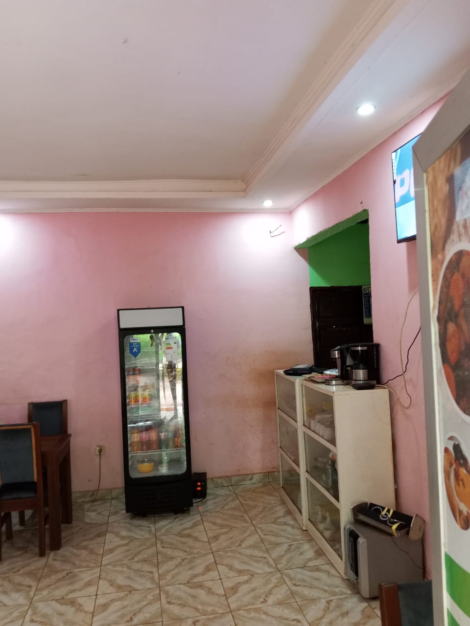 Espace intérieur avec comptoir et réfrigérateur